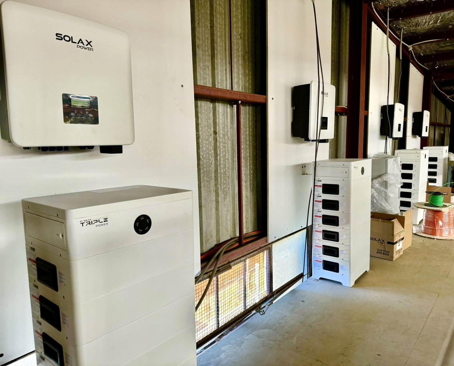 1748247860449289.jpg Australia Dumpling Factory, 100KW, 4 X3 Hybrid G4 15KW inverters, 24 HS36 batteries..jpg